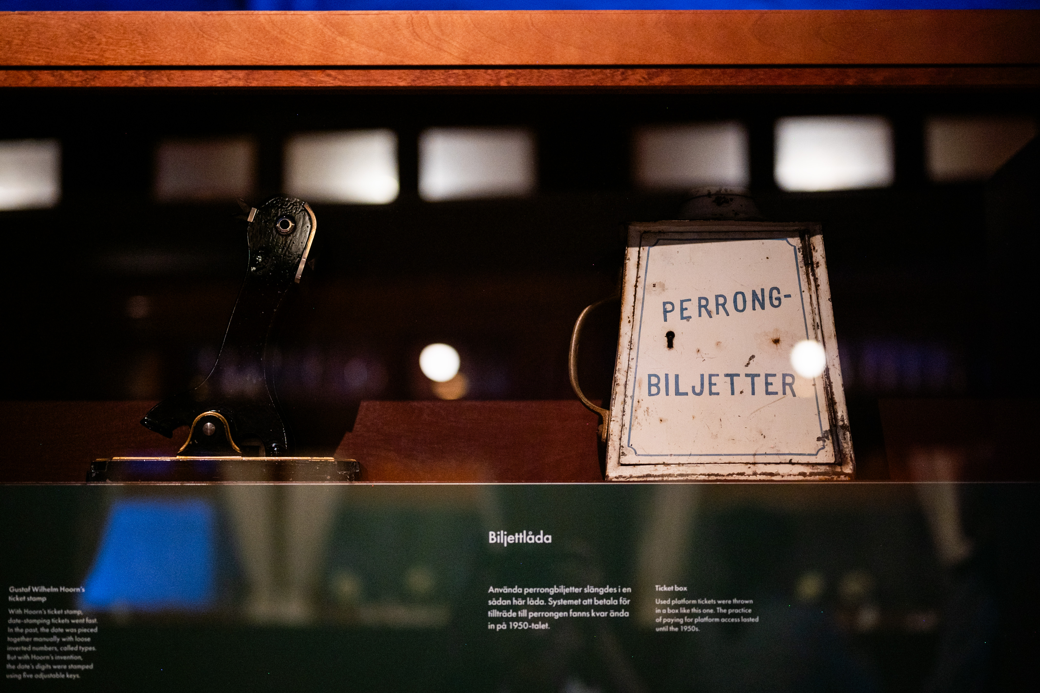 En vit låda med blå texten "Perrongbiljetter" från en utsällning