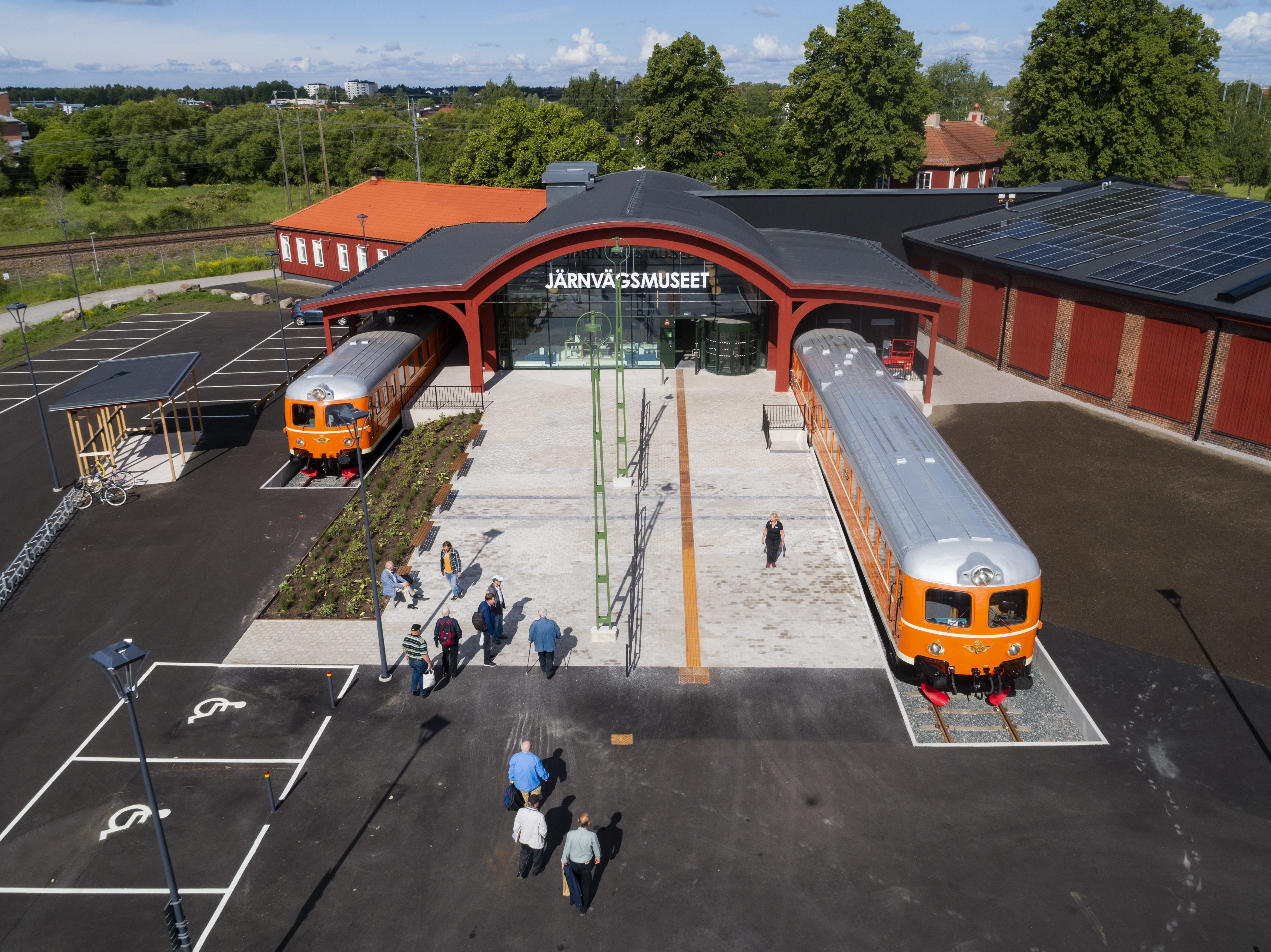 Entrén till Järnvägsmuseet syns ovanifrån 