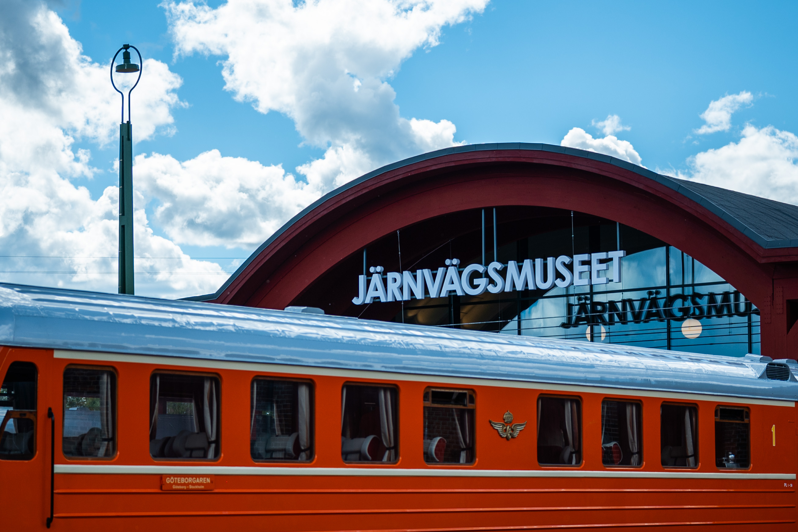 en del av entrén till museet där en orange tågvagn syns