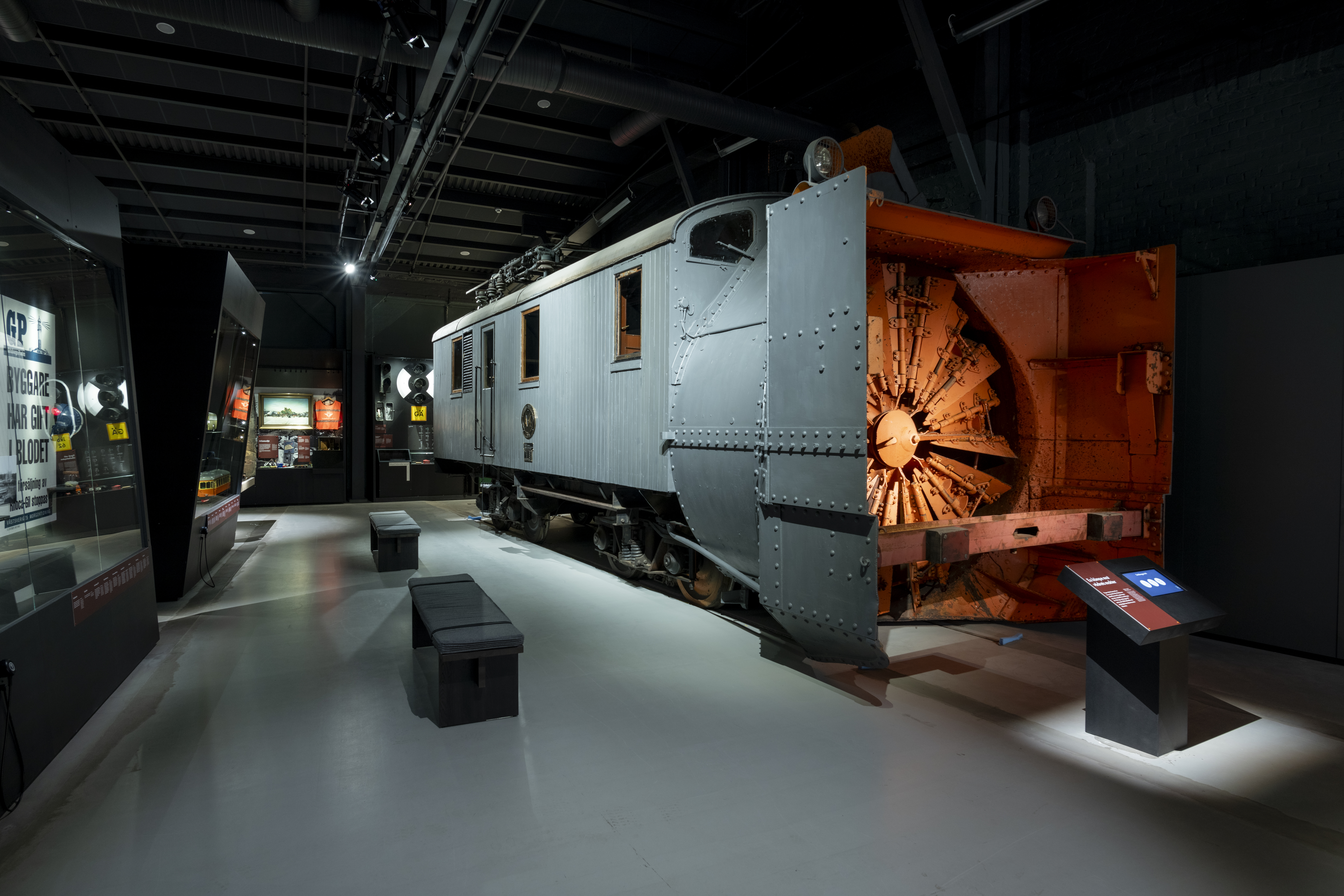 en stor grå tågvagn som användes vid snöröjning står till höger i bild i en utställningshall